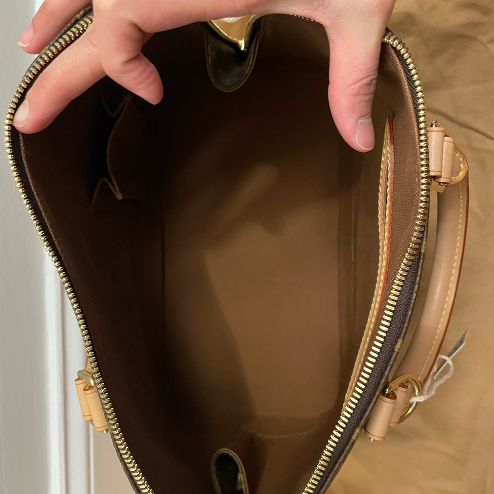 Louis Vuitton Alma monogram bag - Picture 6 of 11